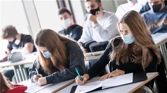 Die Rückkehr zum Präsenzunterricht stellte viele Schüler vor hohe Hürden, besonders wenn das Home-Schooling weniger gut klappte. (Symbolbild)