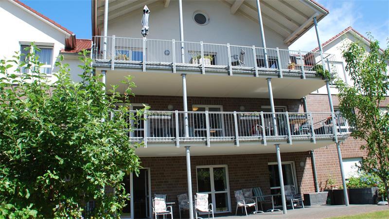 Temperaturen bis 35 Grad: Wie sich ein Seniorenheim in Apensen wappnet Die Rückseite der Seniorenresidenz in Apensen mit Schattenplätzen und Rollläden.