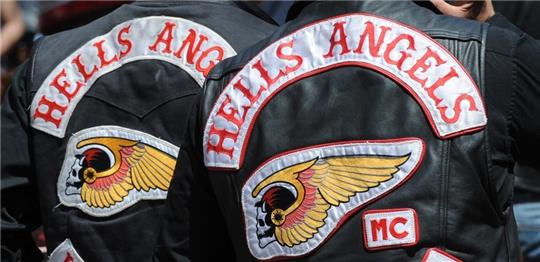 Die Rückseite der Westen von zwei Hells-Angels-Mitgliedern. Schleswig-Holstein will Motorrad-Rockern allein aufgrund ihrer Gruppenzugehörigkeit den Besitz von Waffen verbieten. Ein entsprechende Verfahren hat das Innenministerium gemeinsam mit dem Landeskriminalamt abgestimmt. Foto: picture alliance / dpa