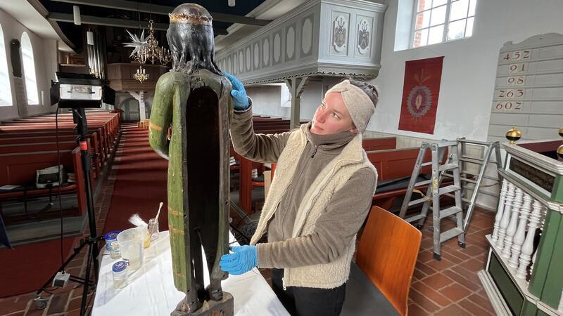 Restauratorin Silke Adam heilt mysteriösen Schwarzen Ritter von Hollern Die Rückseite des Heiligen Mauritius, die Skulptur ist von innen hohl.