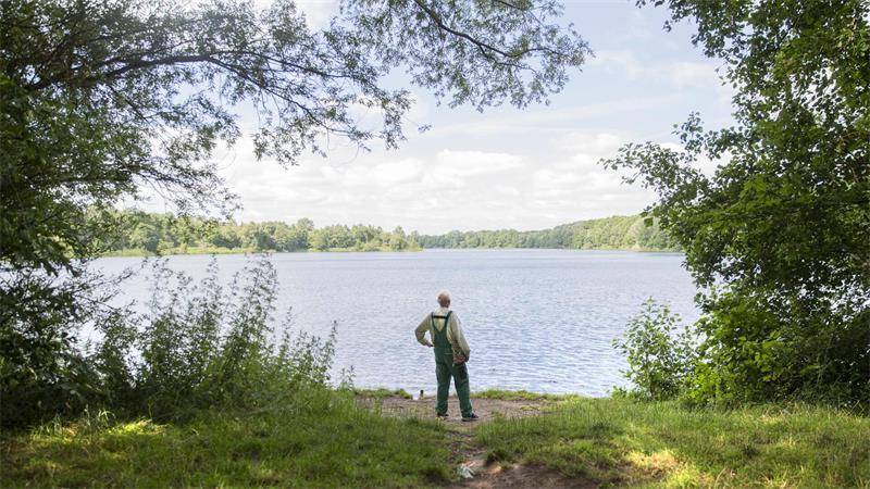 Nach Einbruch: Warum Hubert Lissinna nun ausziehen will Die Ruhe, die Weite: Hubert Lissinna genießt die Zeit am Stoteler See.
