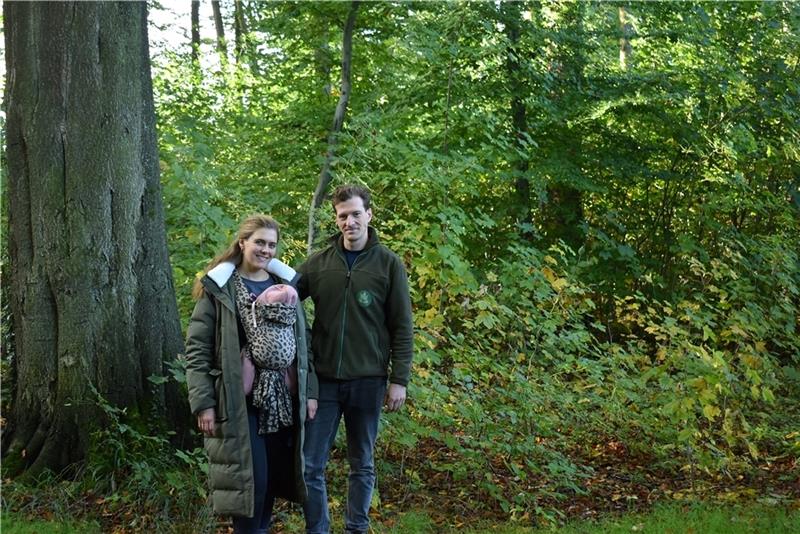 Die Ruhewald -Betreiber Amelie und Benedikt von Düring stehen vor der Fläche, auf der künftig Mensch-Tier-Bestattungen möglich sind. Foto: Vasel