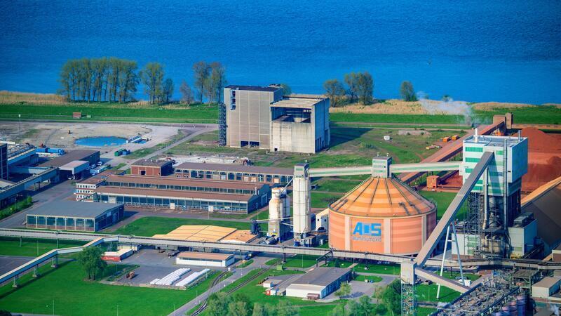 Die Ruine der einst geplanten Müllverbrennungsanlage direkt an der Elbe ist auf dem AOS-Gelände gut zu erkennen. Links davon soll jetzt ein Holzkraftwerk entstehen.