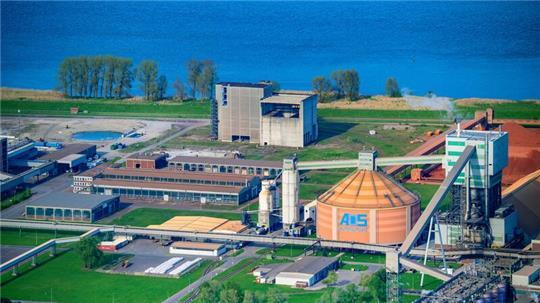 Die Ruine der einst geplanten Müllverbrennungsanlage direkt an der Elbe ist auf dem AOS-Gelände noch gut zu erkennen. Hier soll jetzt ein Holzkraftwerk entstehen.