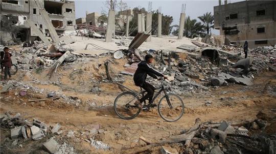 Die Ruinen eines Wohnhauses nach einem israelischen Luftangriff in Rafah: Trotz der Bedenken liefert Washington weiter Waffenhilfe in Milliardenhöhe an Israel.
