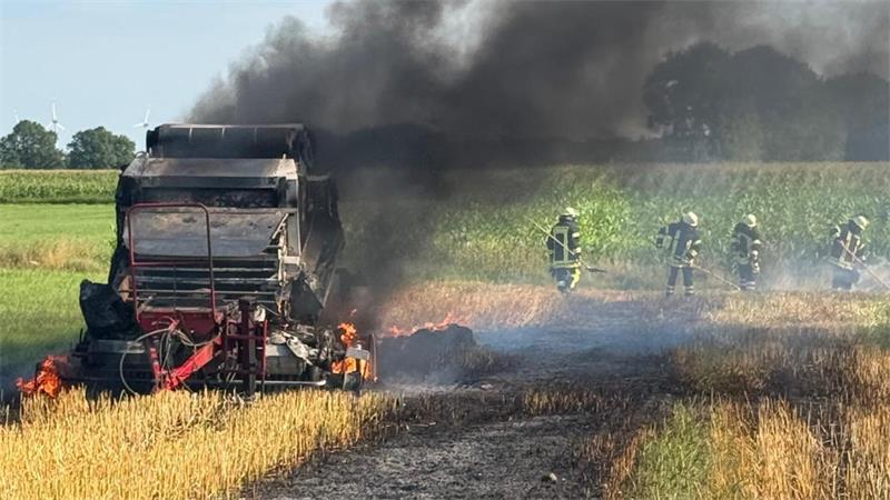 Die Rundballenpresse war in Brand geraten.