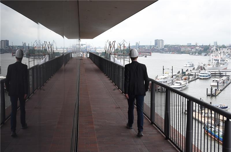 Die Rundum-Aussicht in 37 Metern Höhe über den Hamburger Hafen ist spektakulär – für Touristen und gleichermaßen für alle Hamburger. Foto Brandt/dpa