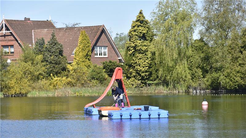 Die Rutschen-Insel ist eine von vielen Attraktionen im Naturbad.