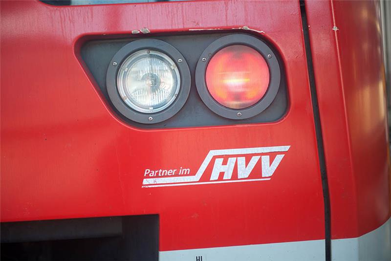 Die S-Bahn-Linien S 3 und S 31 gehören zum Hamburger Verkehrsverbund (HVV). Foto: Christian Charisius/dpa
