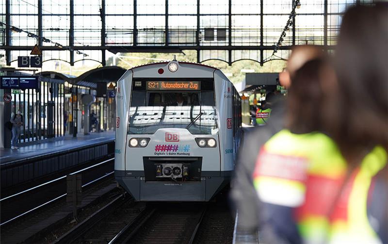 Die S-Bahn S21 fährt zur Premierenfahrt der digitalen, automatisch fahrenden S-Bahn Hamburg in den Bahnhof Dammtor ein. Die Premierenfahrt fand im Rahmen der Eröffnung des ITS-Weltkongress für Mobilität und Logistik statt. Foto: Marcus Brandt/dpa