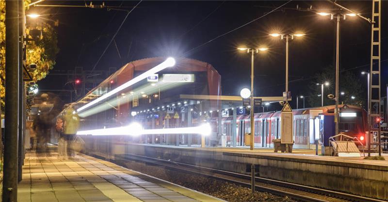 Die S-Bahn fährt in Buxtehude ein. Foto: Iso Jürgens