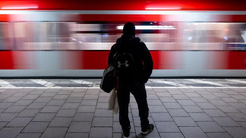 n München ist ein Mann in letzter Sekunde vor einer einfahrenden S-Bahn gerettet worden.