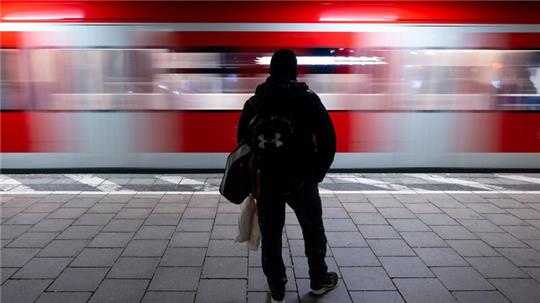 n München ist ein Mann in letzter Sekunde vor einer einfahrenden S-Bahn gerettet worden.