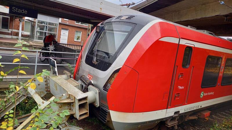 Die S-Bahn ist im Stader Bahnhof gegen einen Prellbock am Gleisende geprallt.