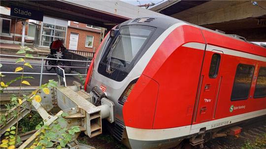 Die S-Bahn ist im Stader Bahnhof gegen einen Prellbock am Gleisende geprallt.
