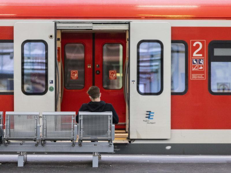 Die S-Bahn steht. Foto: Tom Weller/dpa