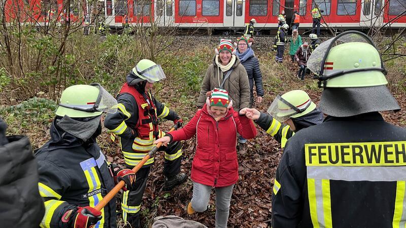Bahnstrecke stundenlang gesperrt: Landrat fordert Baumfällungen Die S-Bahn wird mit der Hilfe der Feuerwehr evakuiert.