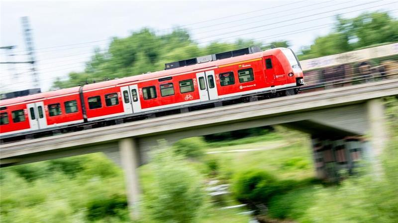 Die S-Bahnlinie 5 fährt nach einem Oberleitungsschaden wieder alle Haltestellen zwischen Hameln und Paderborn an. (Archivbild)