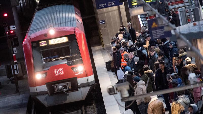 Feuerwehreinsatz beendet: S-Bahn-Verkehr auf Linie S3 weiter gestört Die S3 aus und in Richtung Stade verkehrt in Hamburg am Dienstag als S31 über Dammtor/Holstenstraße und nicht über Jungfernstieg/Landungsbrücken.