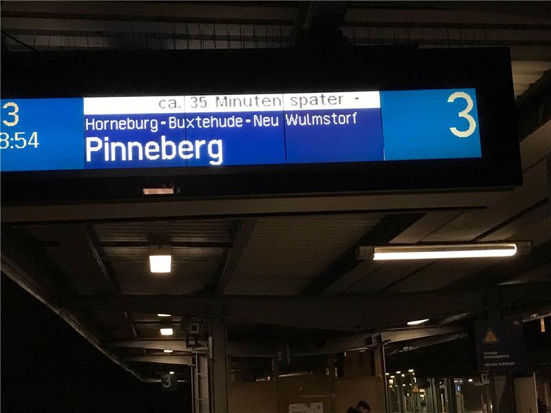 S3 verkehrt erheblich verspätet Die S3 in Richtung Pinneberg verspätet sich deutlich. Foto: Vonderbank