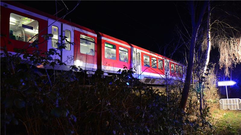 Die S3 stand eine Stunde kurz vor dem Buxtehuder Bahnhof.
