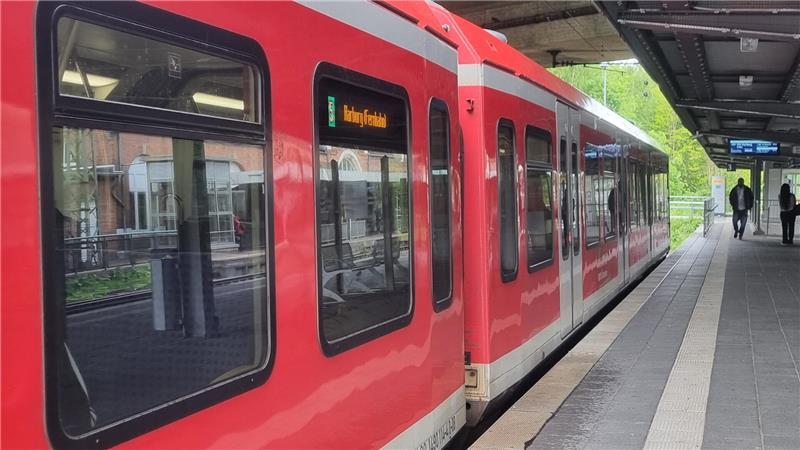 Pendlerfrust: Das sagen Menschen aus dem Kreis Stade über das tägliche Chaos Die S5 ab Stade fährt bis zum 23. Mai nur bis Harburg. Pendler, die nach Hamburg wollen, müssen auf den Schienenersatzverkehr umsteigen.