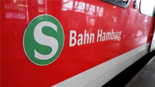 Auf einem S-Bahn-Waggon am Hauptbahnhof steht der Schriftzug «S Bahn Hamburg».
