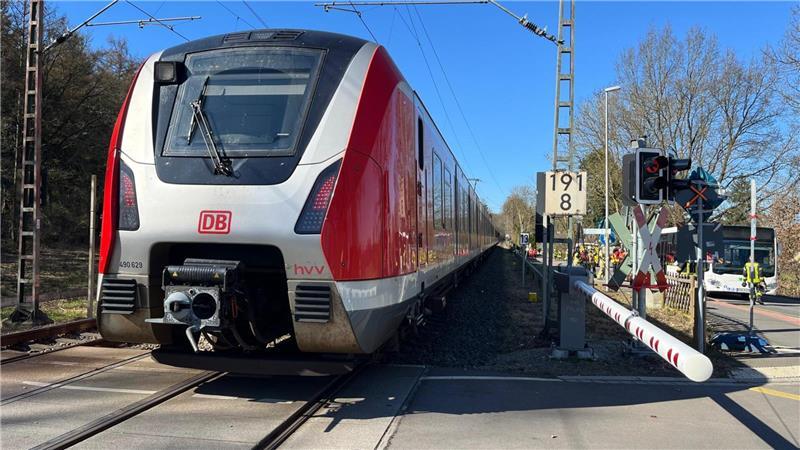 Die S5 hatte den jungen Mann seitlich erfasst.