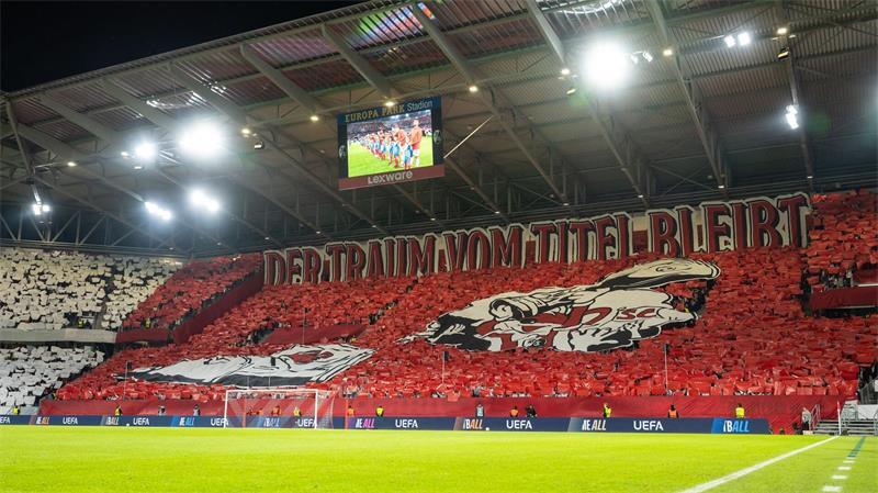 Zwei Eigentore bei Schusters Jubiläum: Freiburg siegt erneut Die SC-Fans träumen vom Titel - und dokumentierten dies mit einer Choreo.