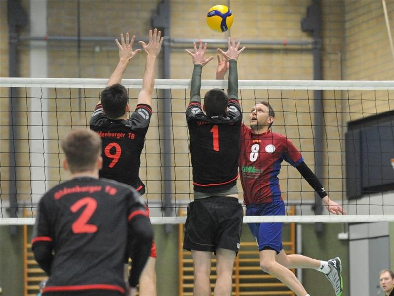 Die SG Buxtehude-Altkloster, hier mit Arne Immel im Angriff, hat den Tabellenführer Oldenburg besiegt. Vor allem kämpfen die Volleyballer aber mit Nachwuchssorgen. Fotos: Scholz