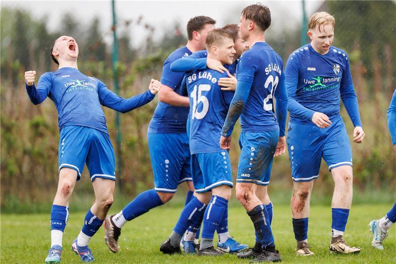 Kreis Stade weitet Betriebszeit des Fußballplatzes in Steinkirchen aus Die SG Lühe kann ihre Siege wieder auf dem eigenen Platz feiern.