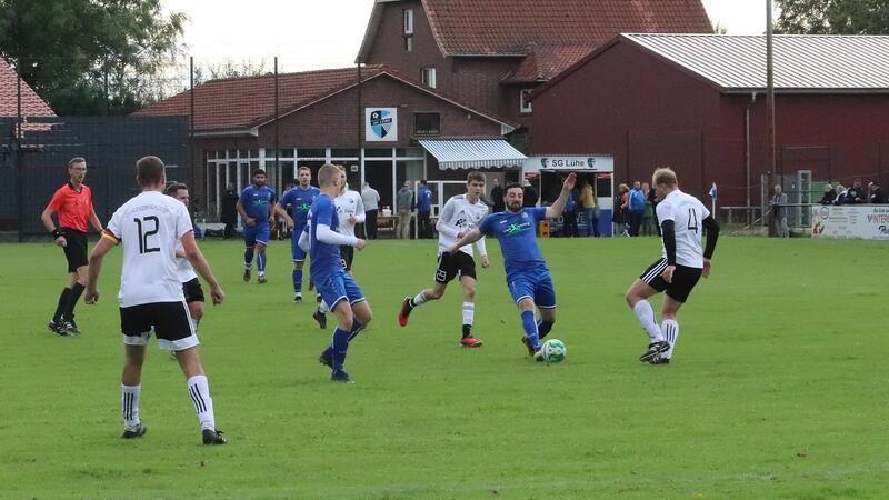Kreis Stade weitet Betriebszeit des Fußballplatzes in Steinkirchen aus Die SG Lühe kann wieder auf dem Sportplatz Striep in Steinkirchen spielen und trainieren.