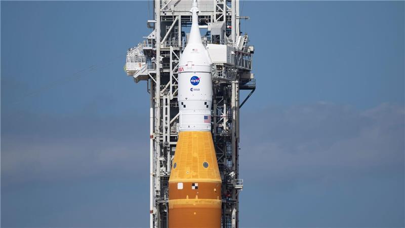 Die SLS-Rakete (Space Launch System) der Mission „Artemis II“ steht mit dem Orion-Raumschiff auf einer mobilen Startplattform im Launch Complex 39B des Kennedy Space Center der NASA in Florida.