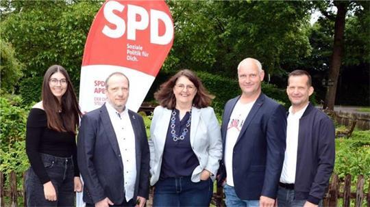 Die SPD Apensen unterstützt Tanja von der Bey bei der Wahl zur Rathaus-Chefin (von links): Hier Vanessa Knuth, Dirk Brumme, Tanja von der Bey (parteilos), Christian Bendrig und Bernd Tiedemann.