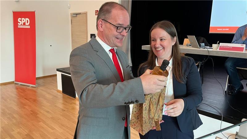 Die SPD-Landtagsabgeordnete Corinna Lange überreicht Wirtschaftsminister Grant Hendrik Tonne ein kleines Gastgeschenk.