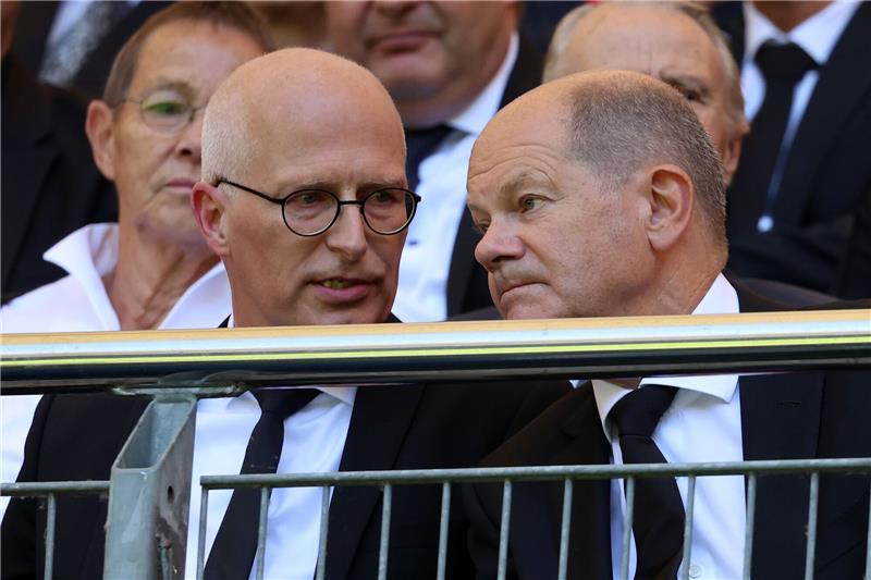 Grüne Bürgermeisterin kritisiert Scholz' Führungsstil – Tschentscher hält dagegen Die SPD-Politiker Olaf Scholz (r.) und Peter Tschentscher.
