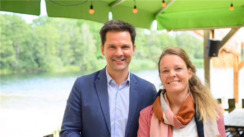 Die SPD-Politikerin Eva Bender (rechts), derzeit noch Schul- und Kulturdezernentin der Stadt Hannover, will ihrem Parteikollegen Steffen Krach (links) als Regionspräsidentin der Region Hannover nachfolgen. (Archivbild)