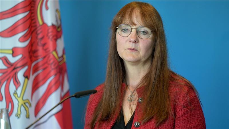Linke und Grüne: Verfassungsschutzchef wieder einstellen Die SPD-Politikerin Katrin Lange gibt nach tagelangem Streit um die Entlassung des Verfassungsschutzchefs in Brandenburg ihr Amt als Innenministerin auf.