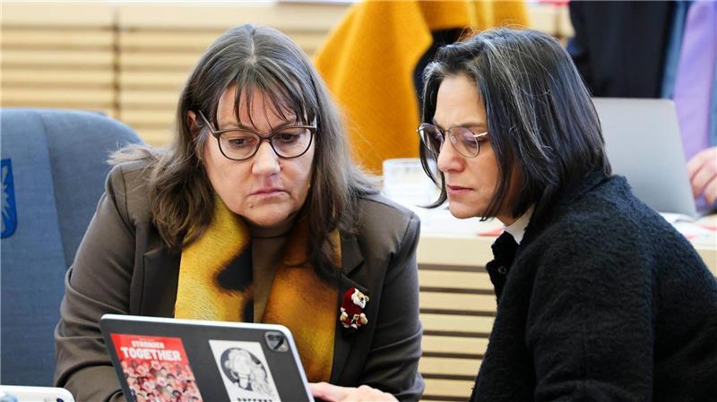 Landtag beschließt Haushalt mit neuen Schulden Die SPD-Politikerinnen Beate Raudies (links) und Serpil Midyatli kritisieren den Haushaltskurs scharf.