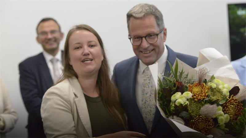 Die SPD-Unterbezirkschefin und Landtagsabgeordnete Corinna Lange gratuliert CDU-Landrat Kai Seefried zur Wiederwahl.