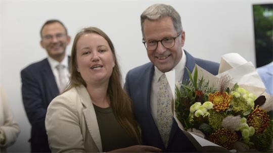 Die SPD-Unterbezirkschefin und Landtagsabgeordnete Corinna Lange gratuliert CDU-Landrat Kai Seefried zur Wiederwahl.