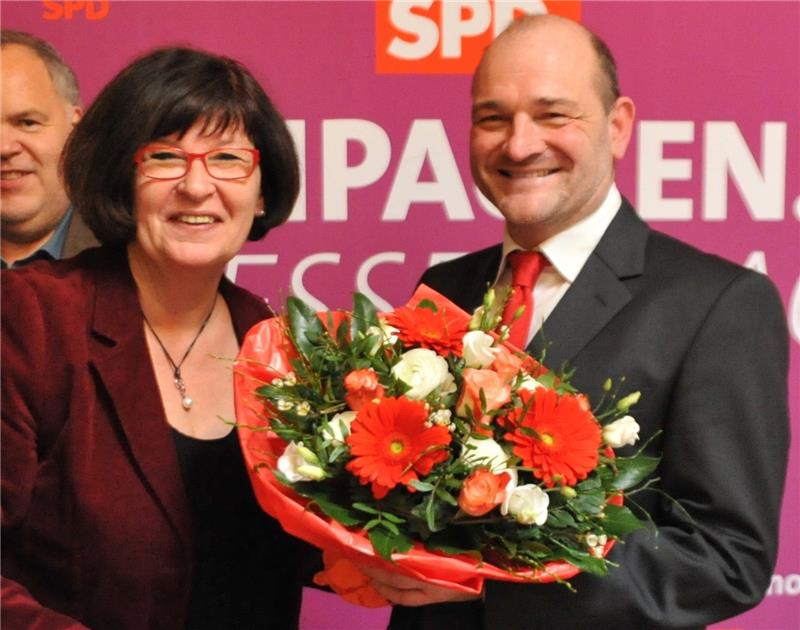 SPD nominiert Robert Crumbach einstimmig Die SPD-Unterbezirksvorsitzende Petra Tiemann gratuliert Robert Crumbach zu seiner einstimmigen Nominierung. Foto Wisser