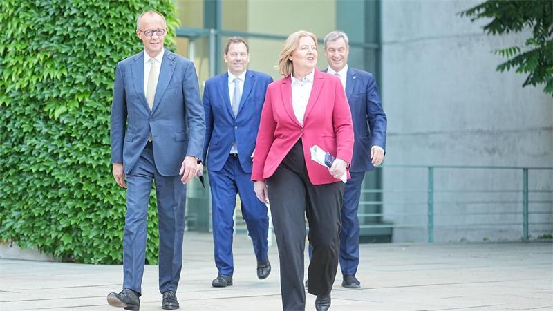 Wackeln Bärbel Bas und Lars Klingbeil? Die SPD-Vorsitzenden Bärbel Bas und Lars Klingbeil wird in der Partei vorgehalten, als Teil der Regierung von Friedrich Merz (CDU) zu wenig SPD-Politik durchsetzen zu können. (Archivfoto)