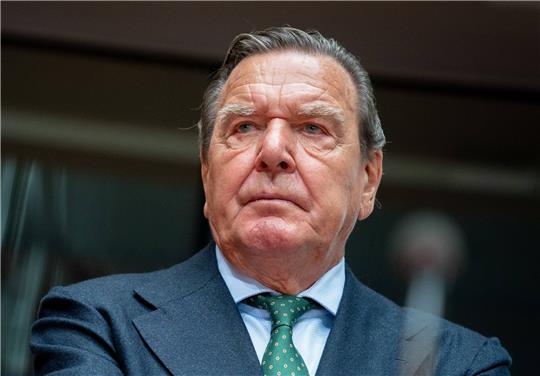Die SPD im Landkreis Stade bricht mit Gerhard Schröder (SPD), ehemaliger Bundeskanzler und Leiter Verwaltungsrat Nord Stream 2. Foto: Kay Nietfeld/dpa