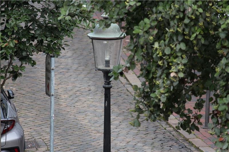 Die SPD in Buxtehude fordert, dass die Stadt eine intelligente Straßenbeleuchtung einführt. Zum Beispiel hier am Fleth könnten die Lampen zu später Stunde gedimmt werden. Foto: Frank