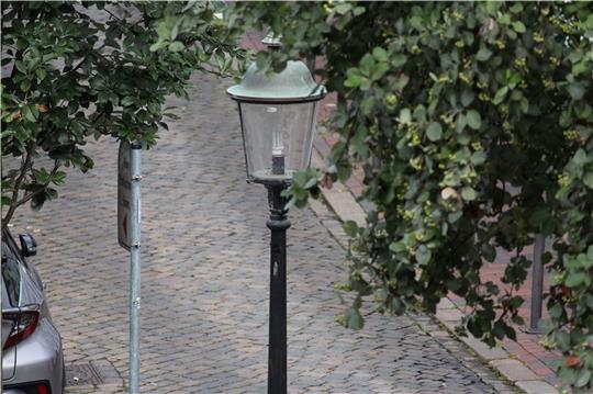 Die SPD in Buxtehude fordert, dass die Stadt eine intelligente Straßenbeleuchtung einführt. Zum Beispiel hier am Fleth könnten die Lampen zu später Stunde gedimmt werden. Foto: Frank