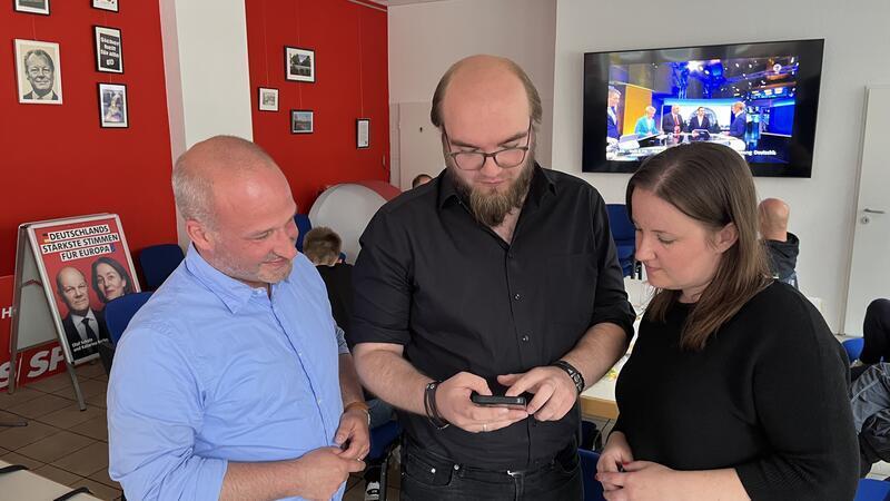 Europawahl: Grüne verlieren im Kreis Stade die Hälfte ihrer Wähler Die SPD verliert im Vergleich zu Bundestags- und Landtagswahl massiv: Der Co-Unterbezirksvorsitzende Kai Koeser (links), EU-Kandidat Gerrit Steffens und die Landtagsabgeordnete und Co-Unterbezirksvorsitzende Corinna Lange analysieren die Zahlen.