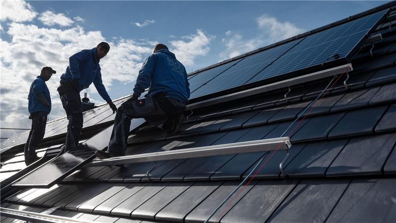 Die SPD warnt vor einer Kürzung der Förderung von Solaranlagen auf Dächern. (Symbolbild)