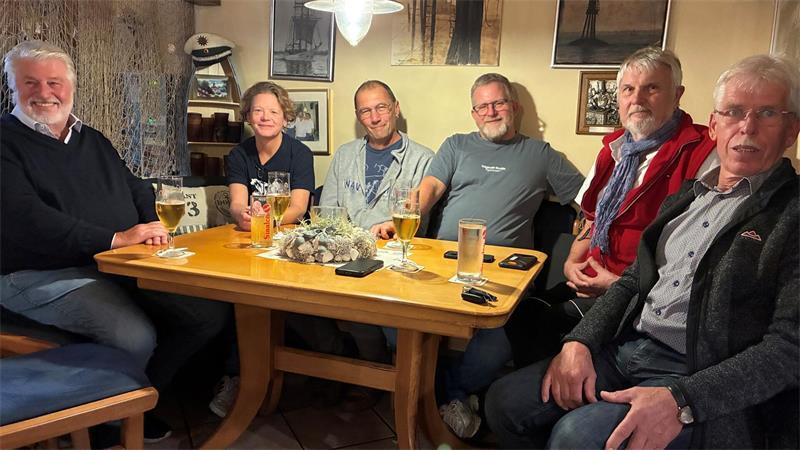 Die SPD wartet auf das Ergebnis der Auszählung: Rolf Stahl, Bettina Stach, Volker Schulz, Marco Heinsohn, Edgar Buhe und Jonny Röndigs (von links).