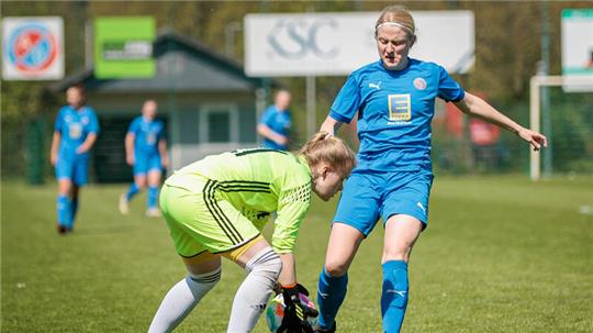 Romina Riwny von der SV Ahlerstedt/Ottendorf verpasst den Ball.